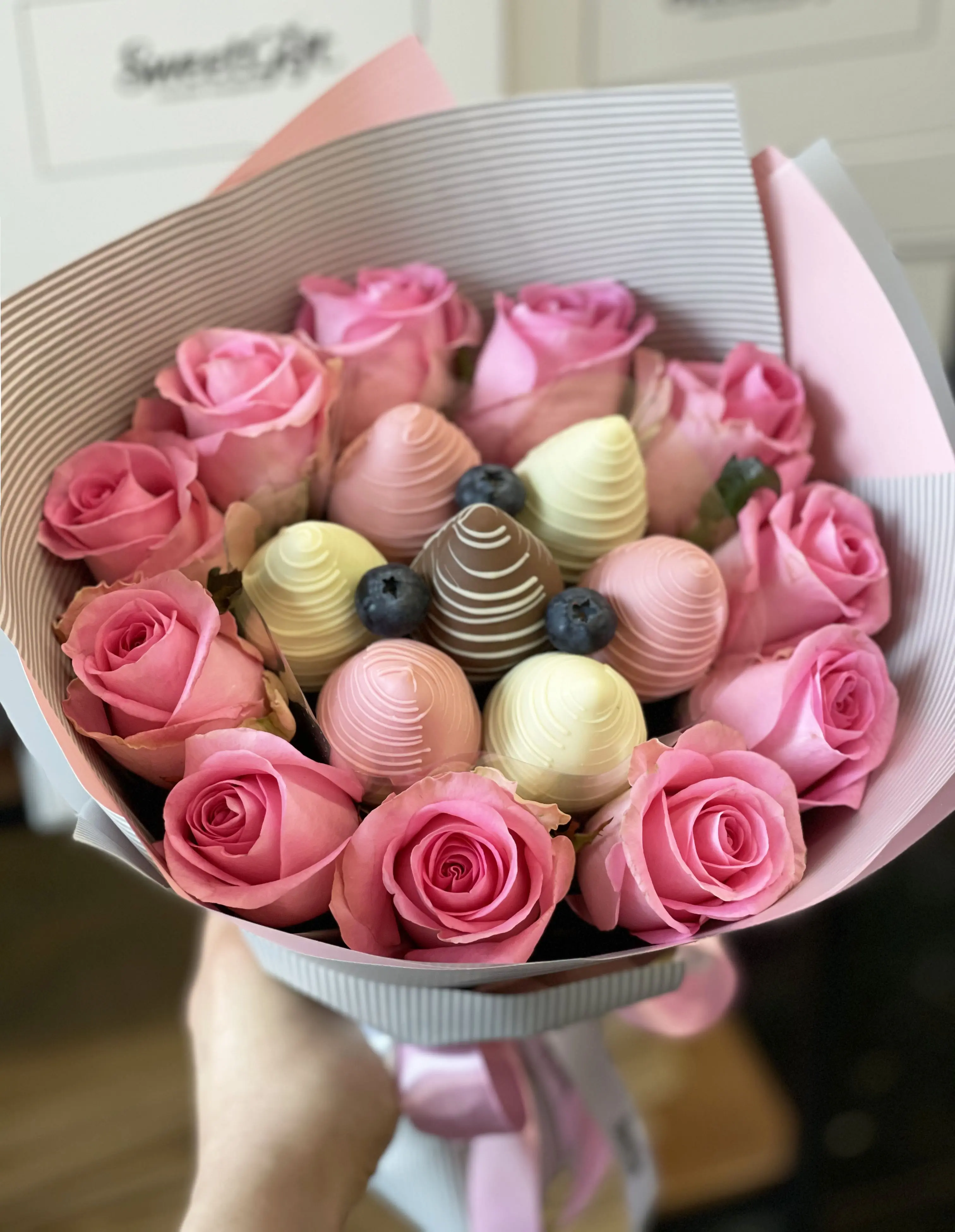 Букет из клубники в шоколаде и цветов "Клубничное эскимо" S (розовый) 3 200 руб.