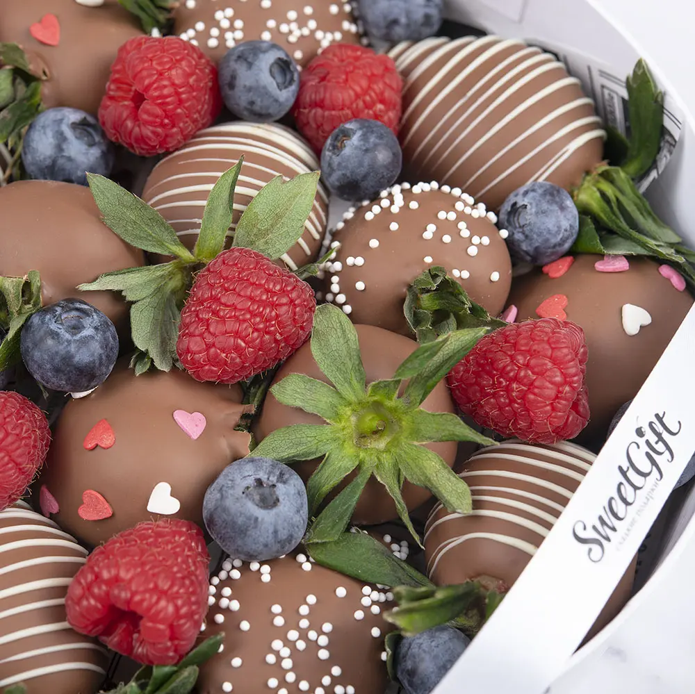 Клубника в шоколаде в круглой коробке с ягодами 3 300 руб.. Фото N2