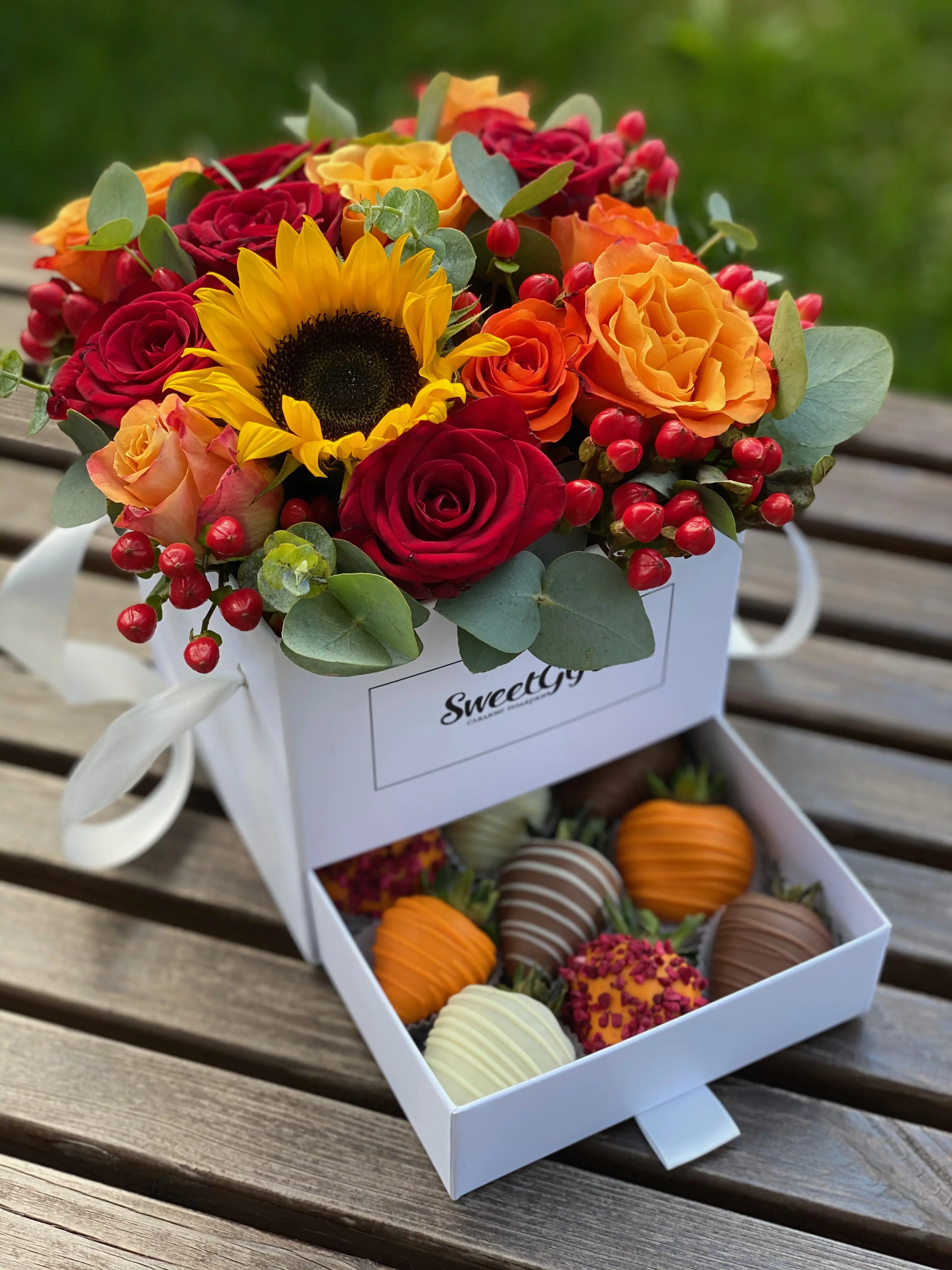 Букет-шкатулка из цветов и клубники "Осень" 4 500 руб.. Фото N3