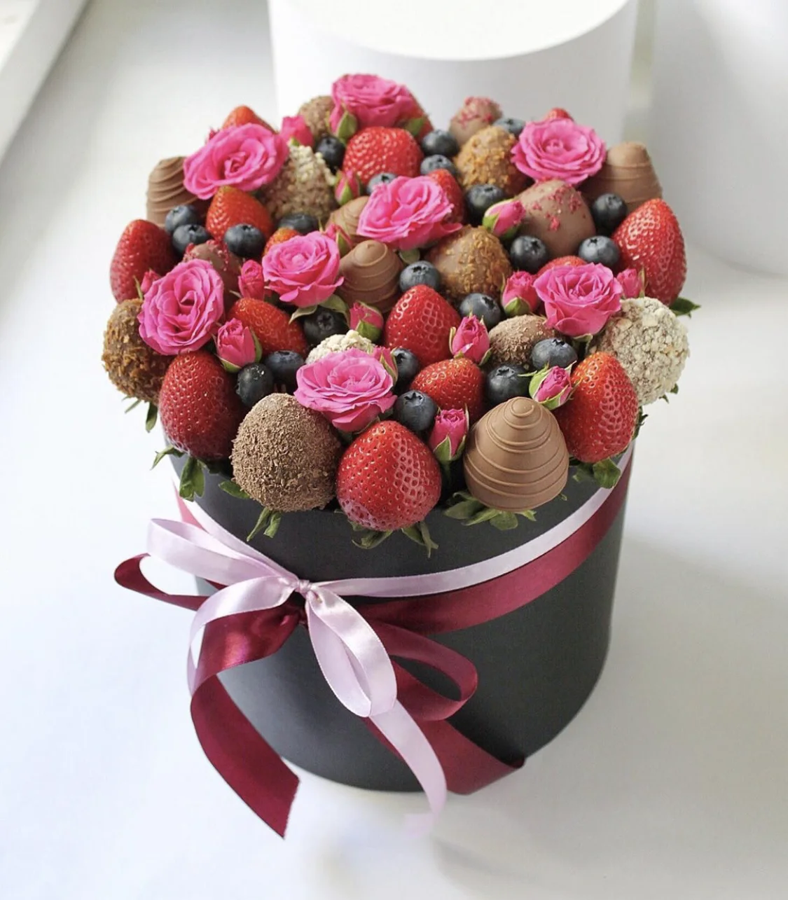 Букет в коробке из ягод и цветов "Нежность" 6 900 руб.. Фото N4