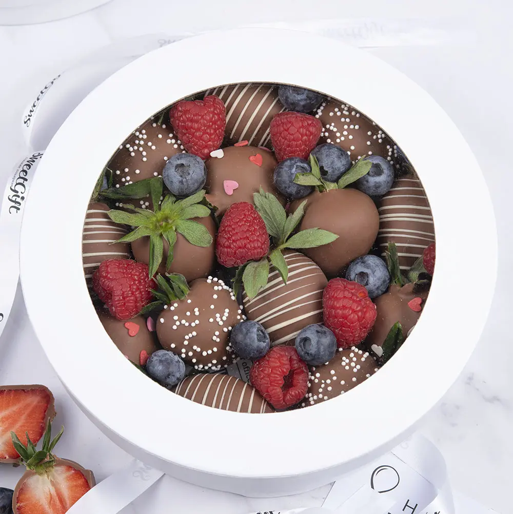 Клубника в шоколаде в круглой коробке с ягодами 3 300 руб.. Фото N3