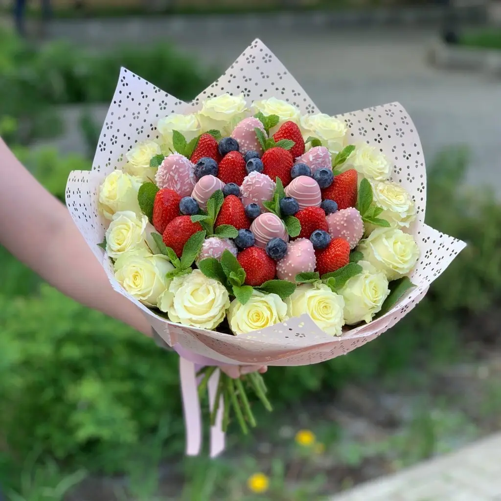 Букет из ягод с розами "Клубничное эскимо"4 800 руб.. Фото N4