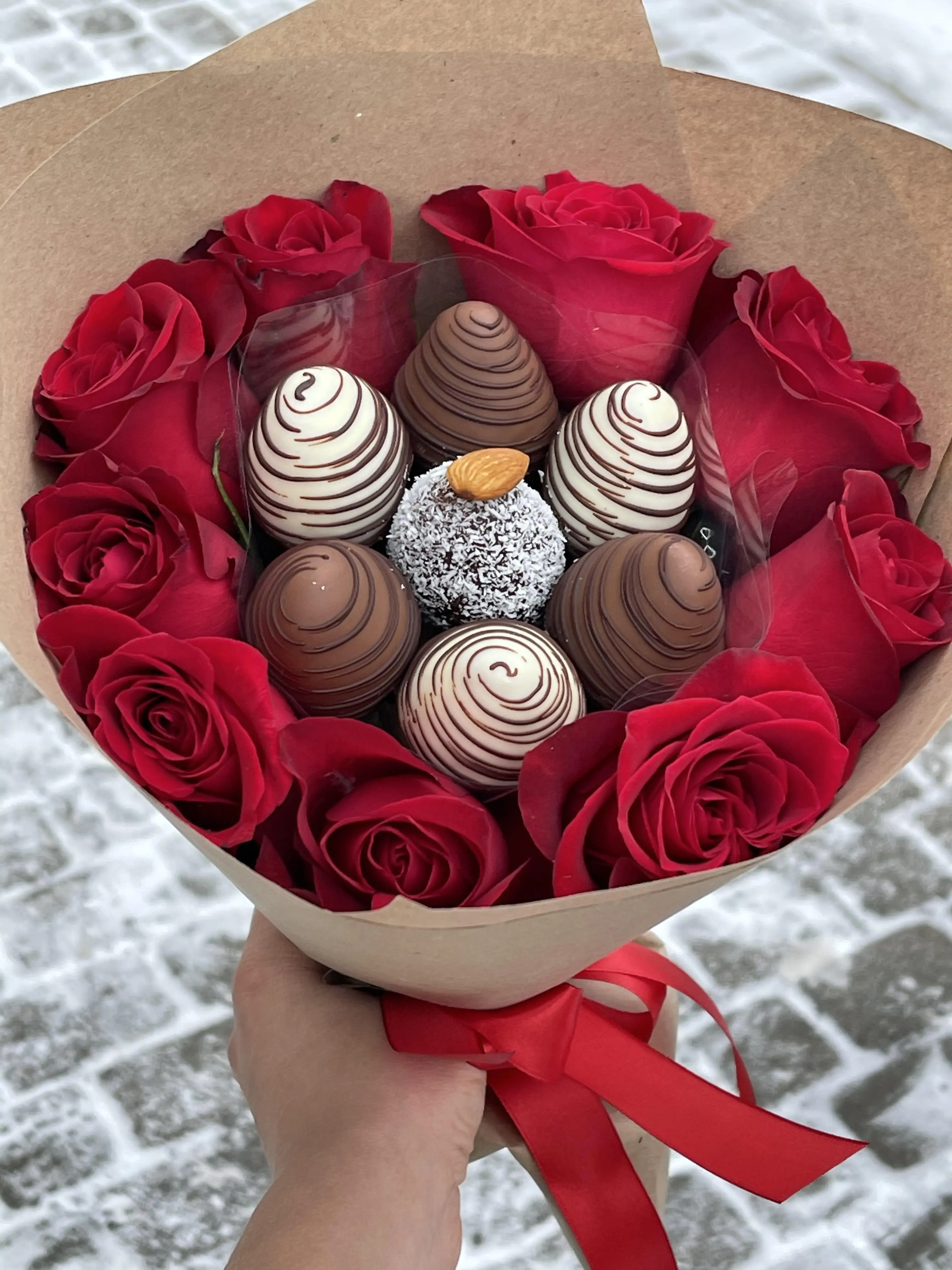 Крафт букет из клубники в шоколаде и цветов "Клубничное эскимо" S (красный) 3 200 руб.