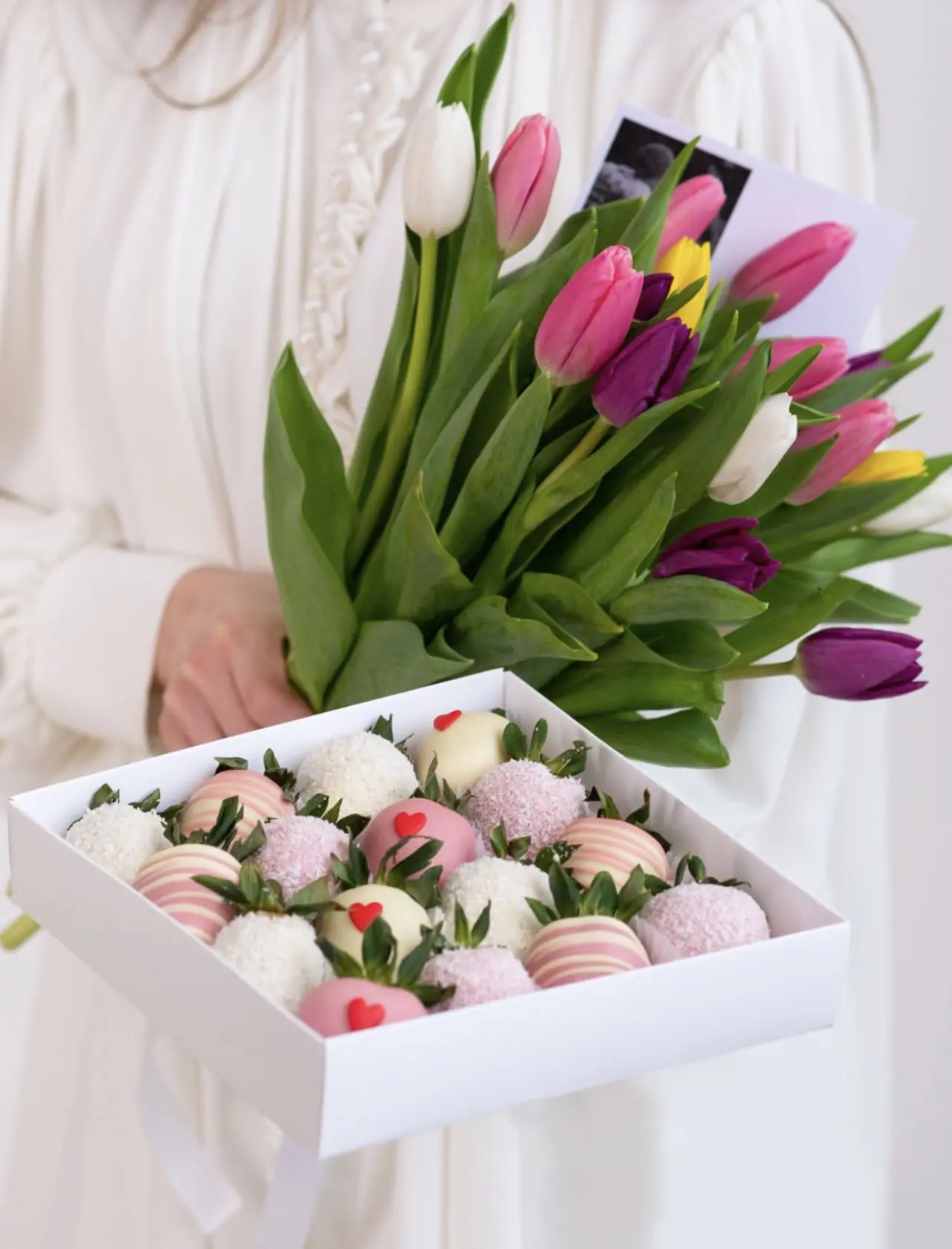 Клубника в шоколаде "Дуо набор с тюльпанами" 5 990 руб.