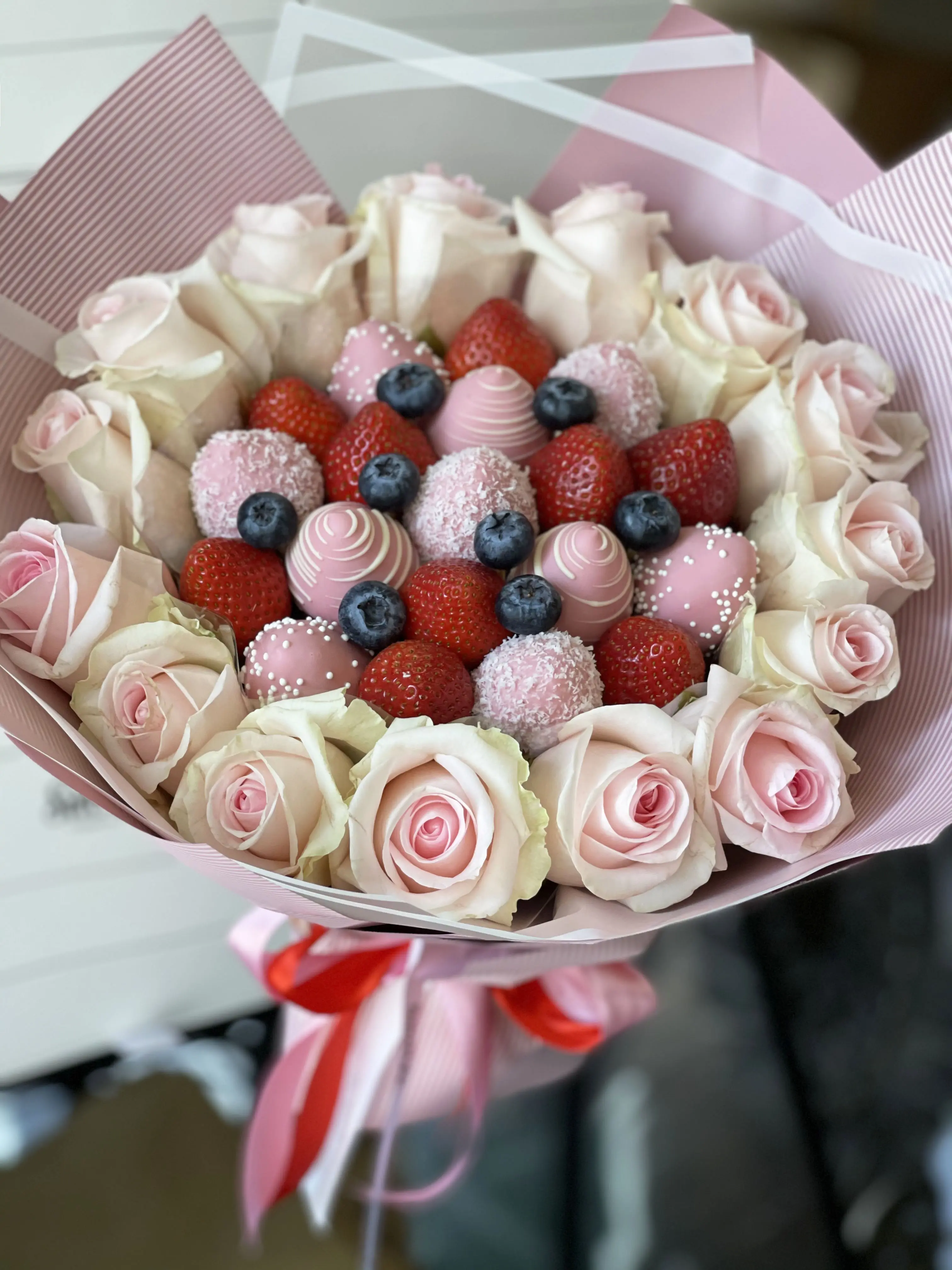 Букет из клубники в шоколаде и цветов "Клубничное эскимо" M (розовый) 5 800 руб.