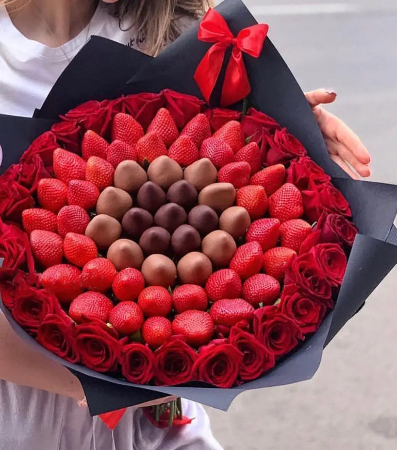 Букет из ягод с розами "Клубничное эскимо"4 800 руб.. Фото N9