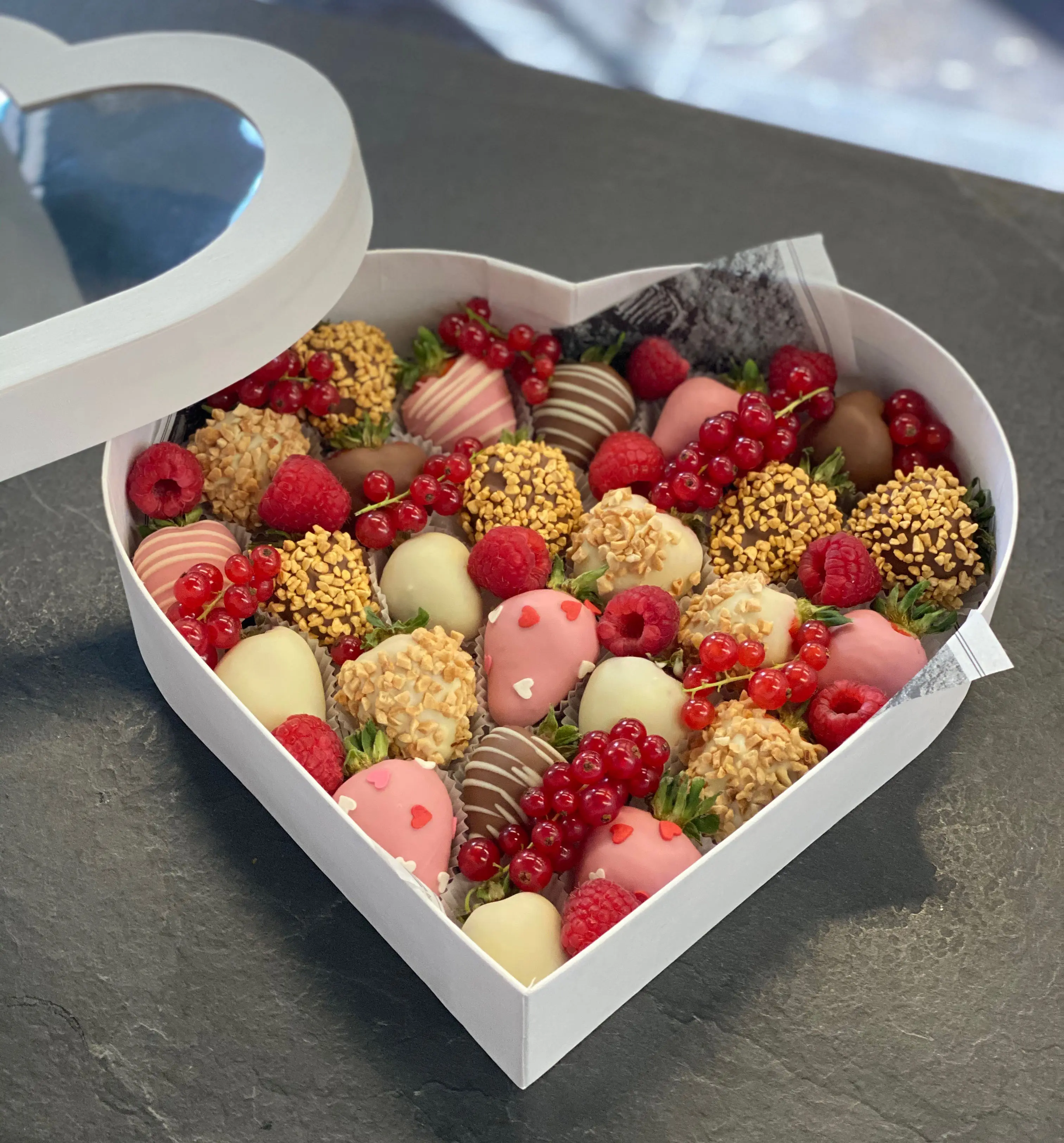 Подарочный набор из ягод в бельгийском шоколаде "Сердце" 6 500 руб.. Фото N3