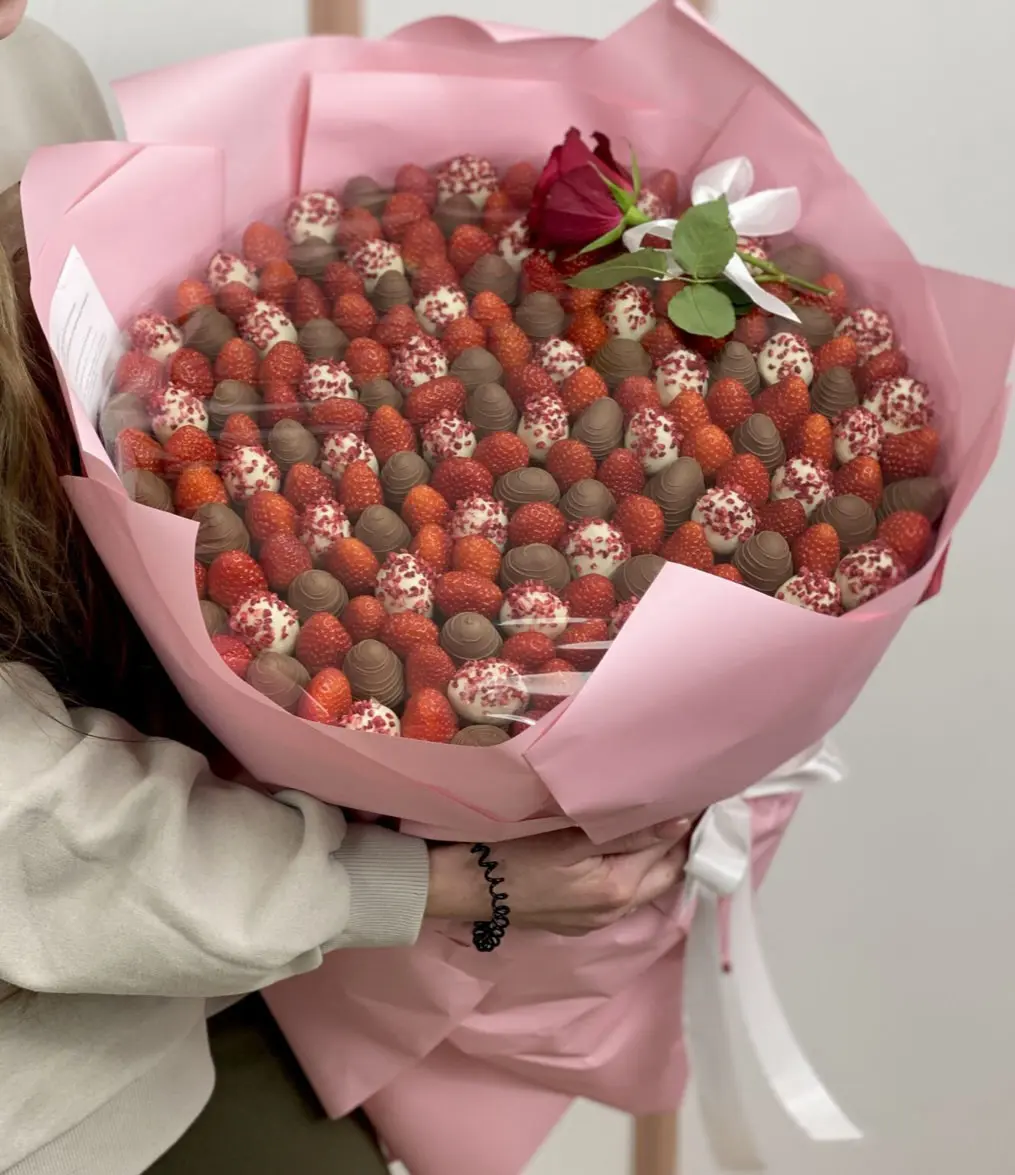 Букет из клубники в шоколаде "Lux strawberry" XXL 32 500 руб.