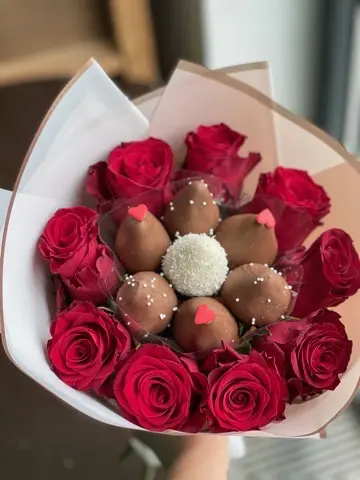 Букет из клубники в шоколаде с розами "Первая встреча" 3 200 руб.