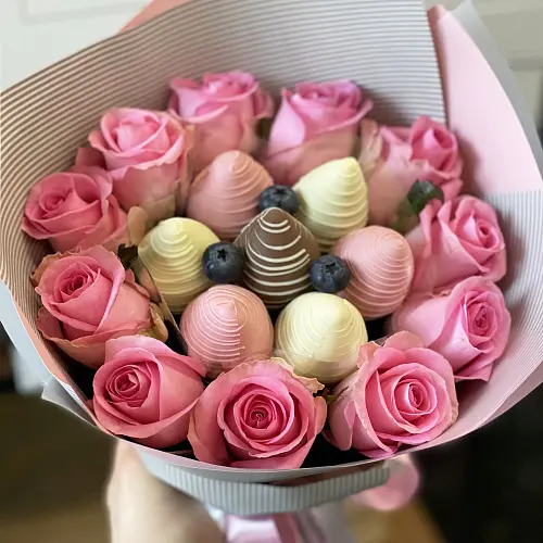 Букет из клубники в шоколаде и цветов "Клубничное эскимо" S (розовый) 3 200 руб.