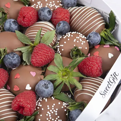 Клубника в шоколаде в круглой коробке с ягодами 3 300 руб.. Фото N2