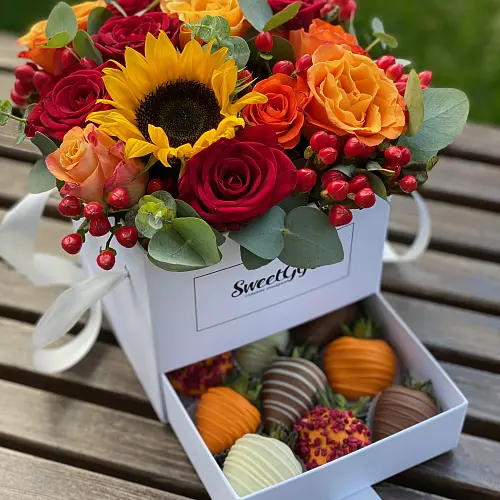 Букет-шкатулка из цветов и клубники "Осень" 4 500 руб.. Фото N3