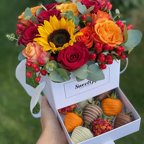 Букет-шкатулка из цветов и клубники "Осень" 4 500 руб.