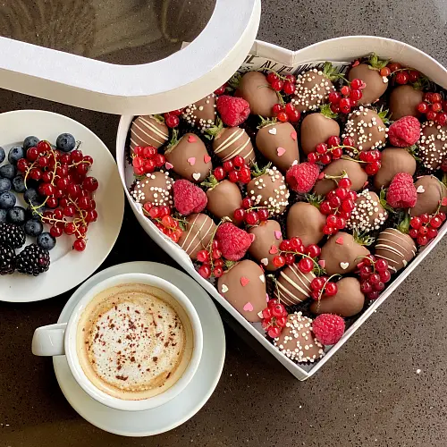 Подарочный набор из ягод в бельгийском шоколаде "Сердце" 6 500 руб.. Фото N2
