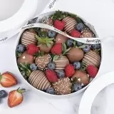 Клубника в шоколаде в круглой коробке с ягодами 3 300 руб.