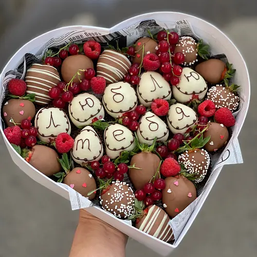 Подарочный набор из ягод в бельгийском шоколаде "Сердце" 6 500 руб.. Фото N4