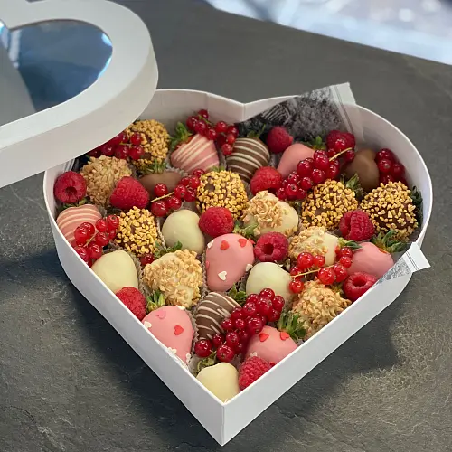 Подарочный набор из ягод в бельгийском шоколаде "Сердце" 6 500 руб.. Фото N3