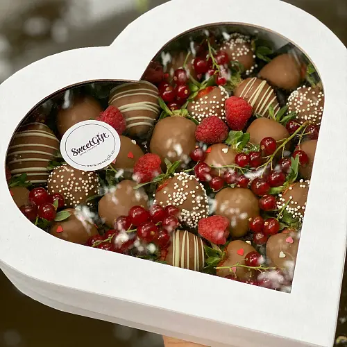 Подарочный набор из ягод в бельгийском шоколаде "Сердце" 6 500 руб.. Фото N5