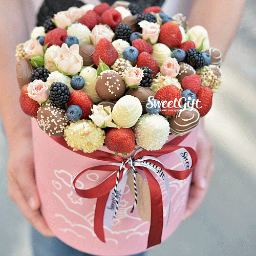 Букет в коробке из ягод и цветов "Нежность" 6 900 руб.