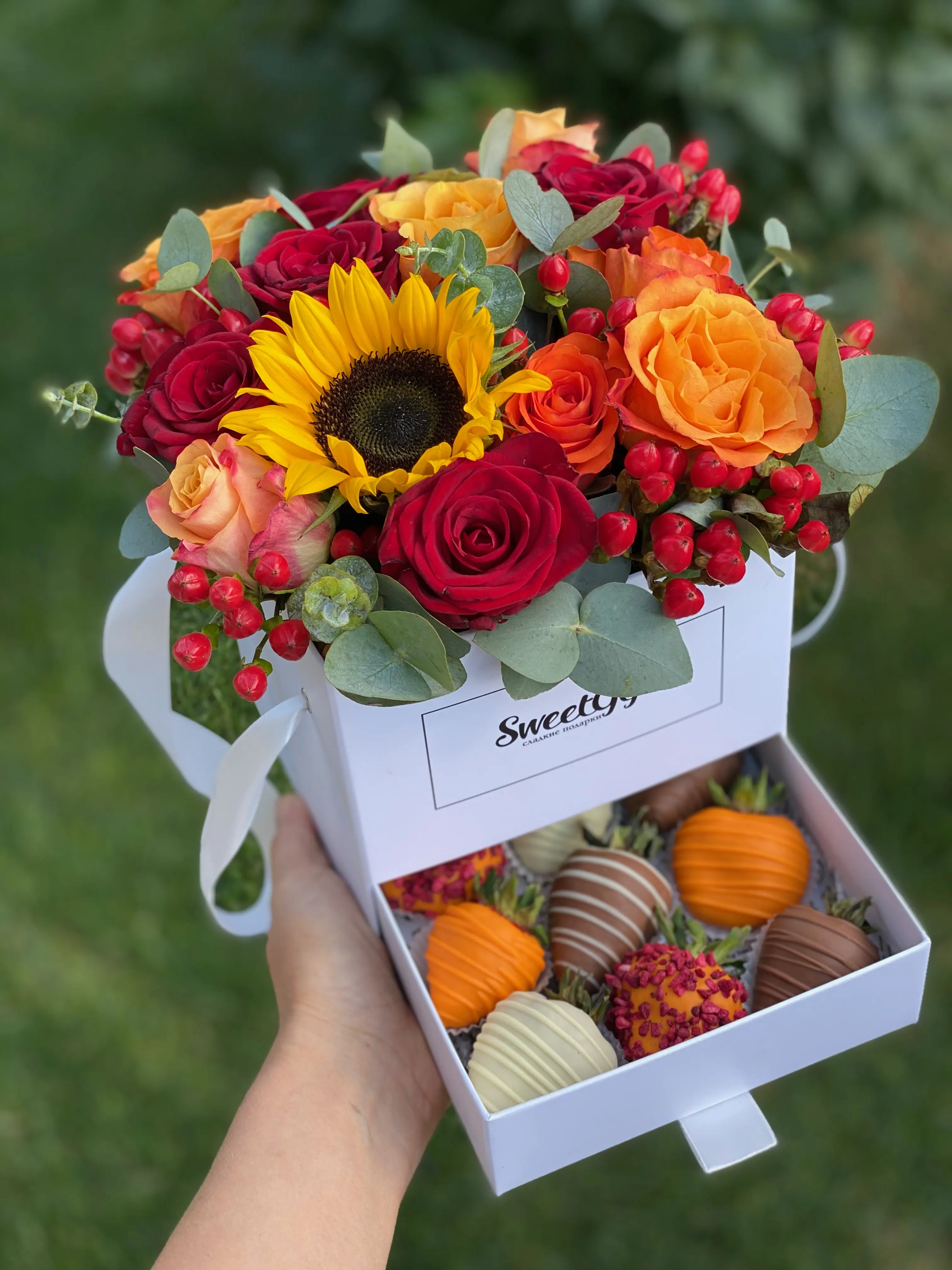 Букет-шкатулка из цветов и клубники "Осень" 4 200 руб.