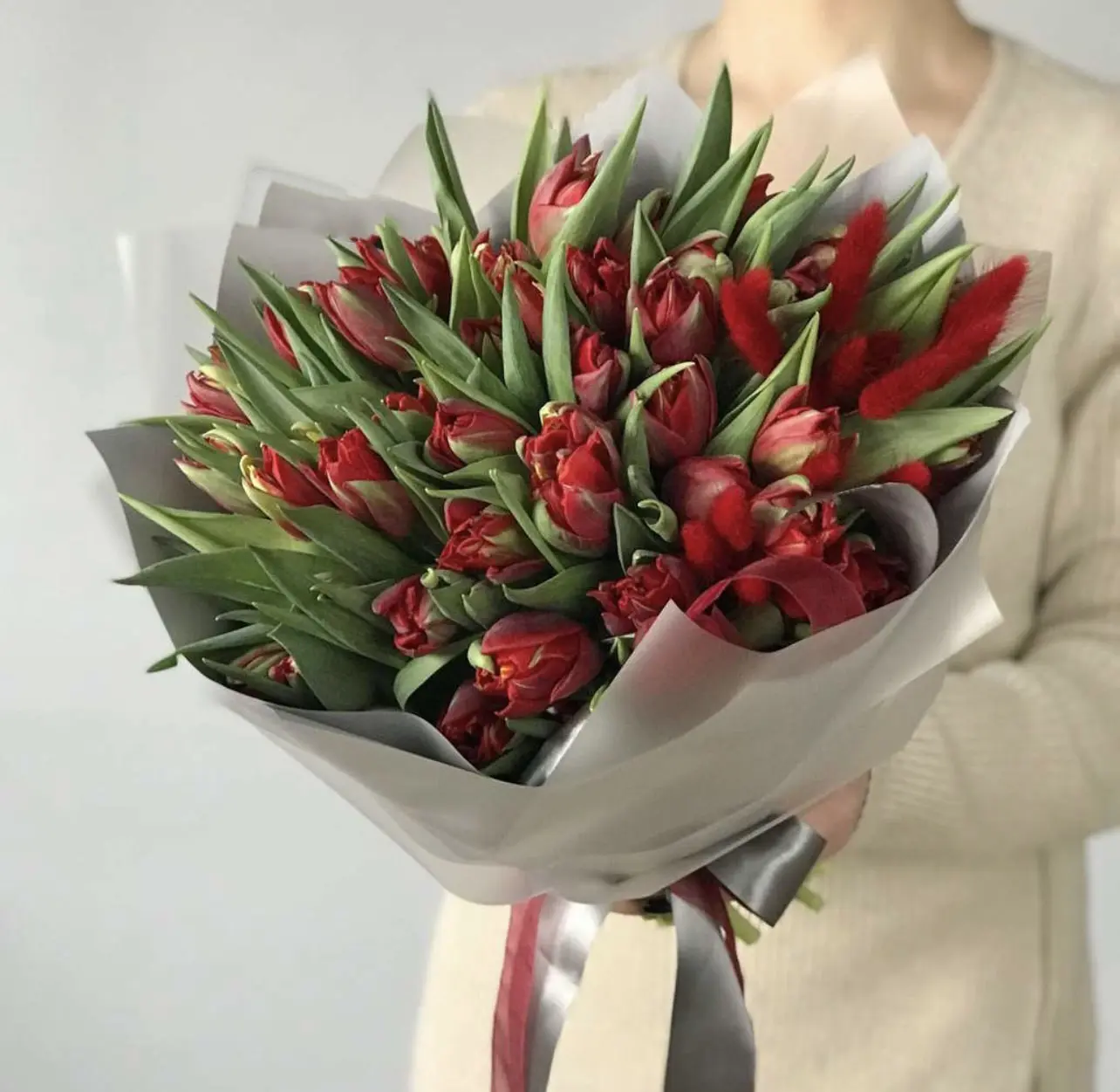 Букет из красных тюльпанов 5 300 руб.. Фото N2
