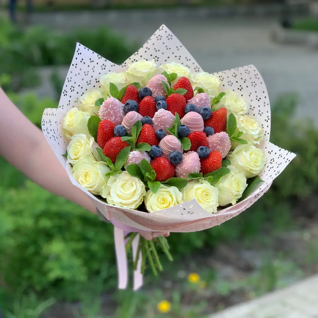 Букет из ягод с розами "Клубничное эскимо"5 990 руб.. Фото N8