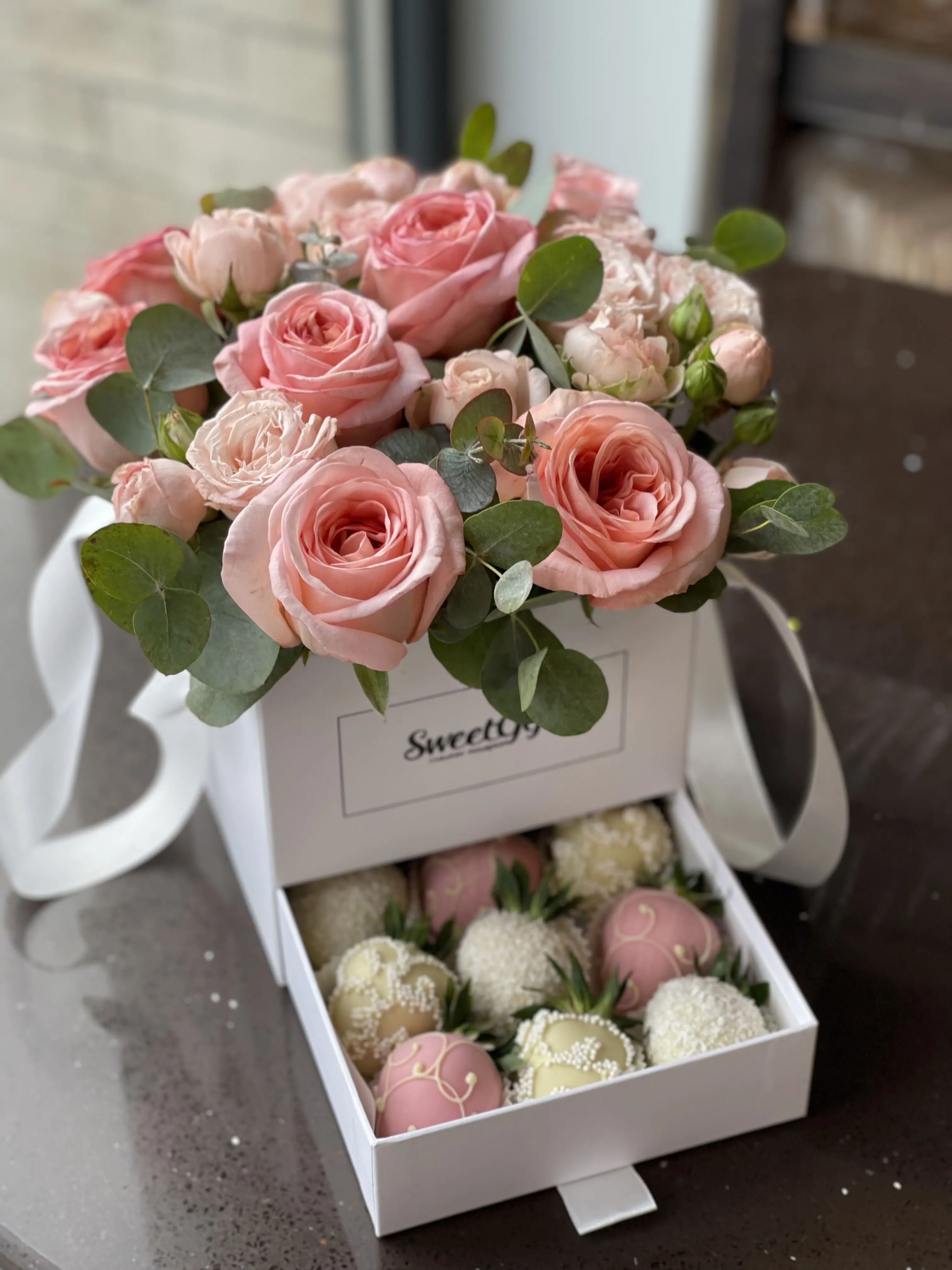 Букет шкатулка из роз и клубники Нежный персик