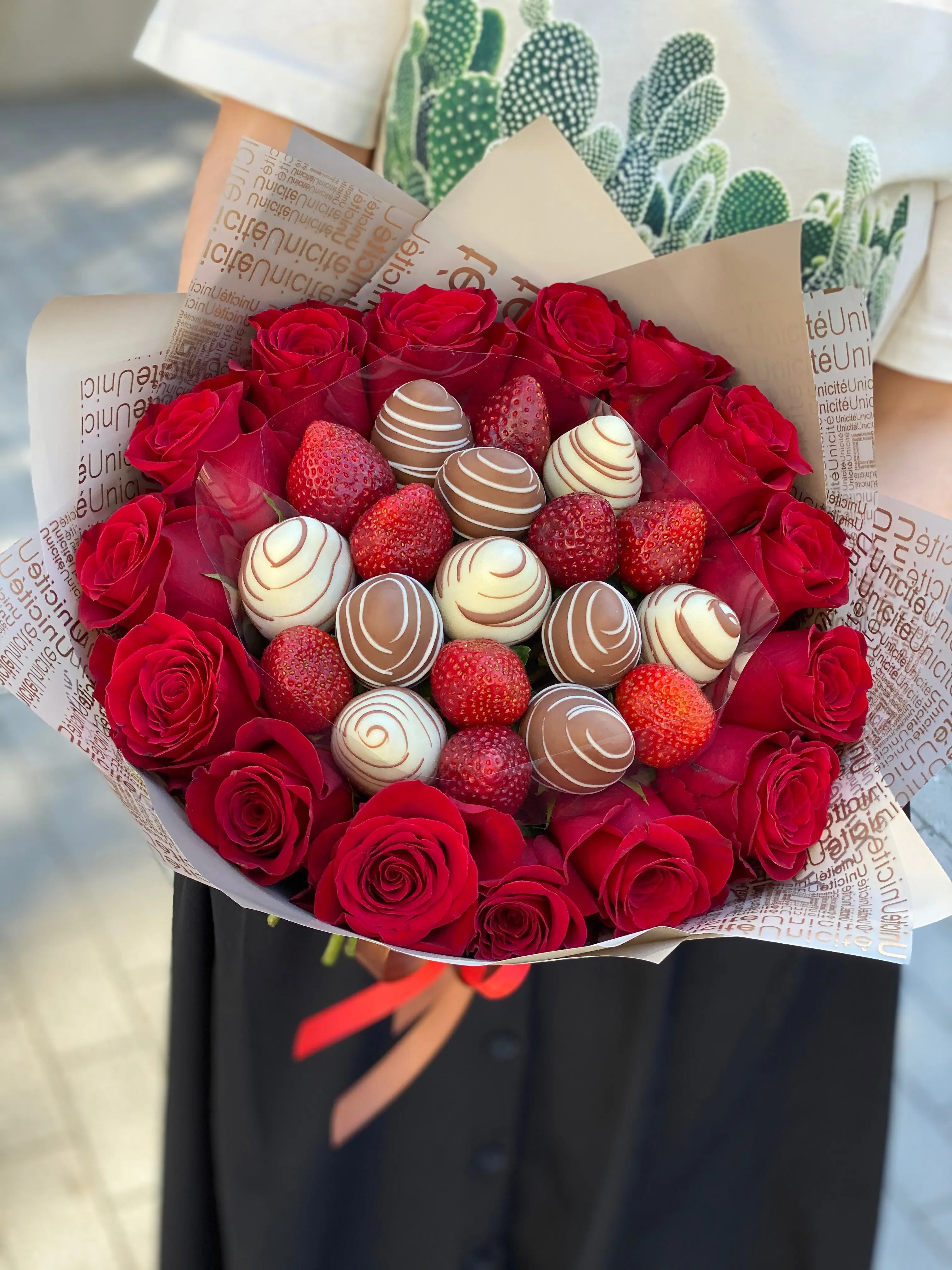 Букет из ягод с розами "Клубничное эскимо"4 900 руб.. Фото N2