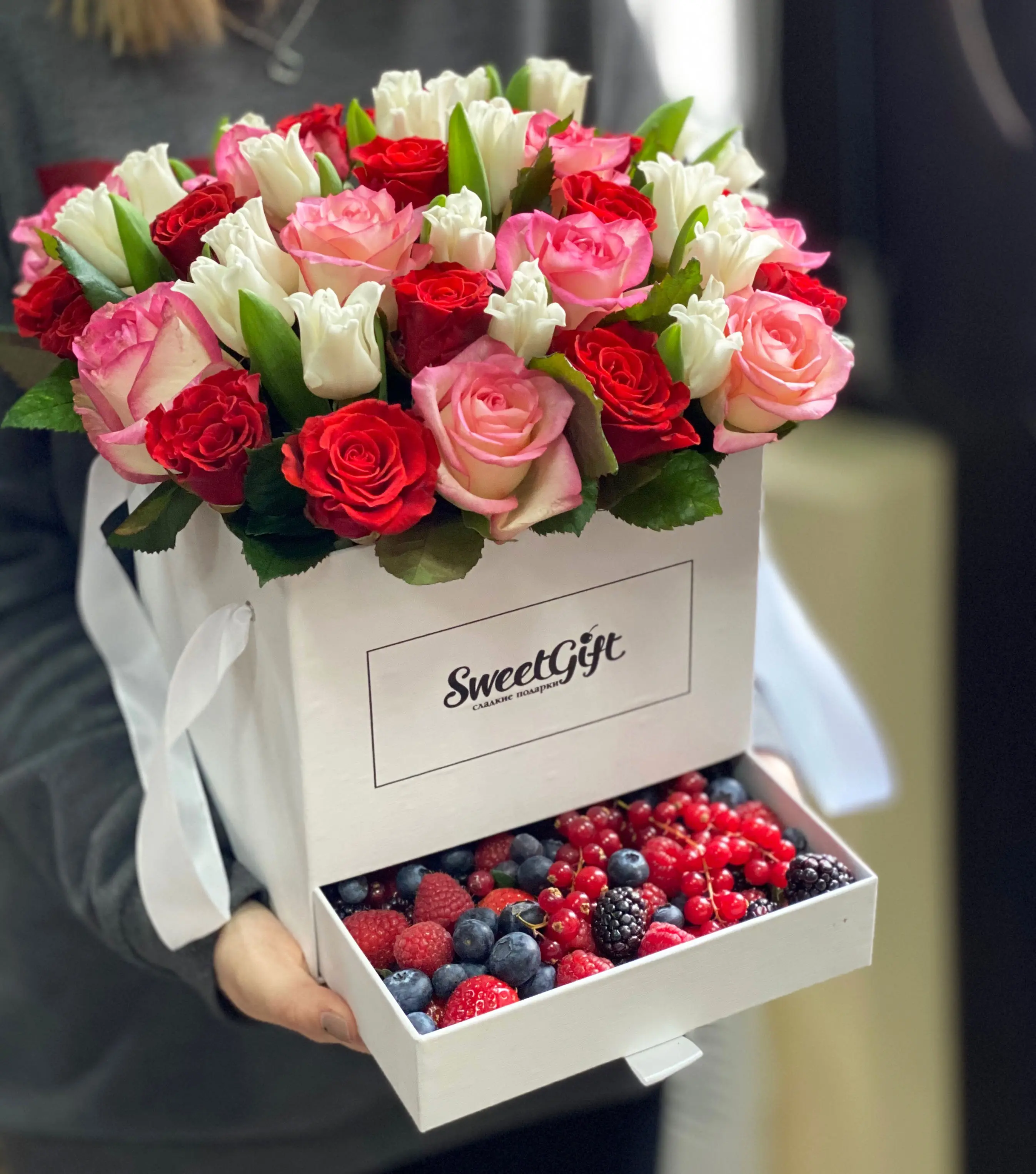 Букет шкатулка из ягод и цветов Сочный сюрприз