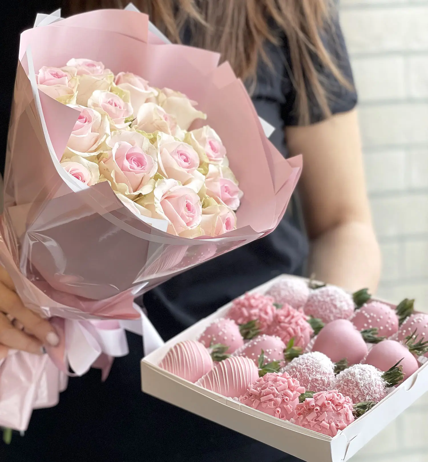 Клубника в розовом шоколаде "Дуо набор с розами" 4 900 руб.