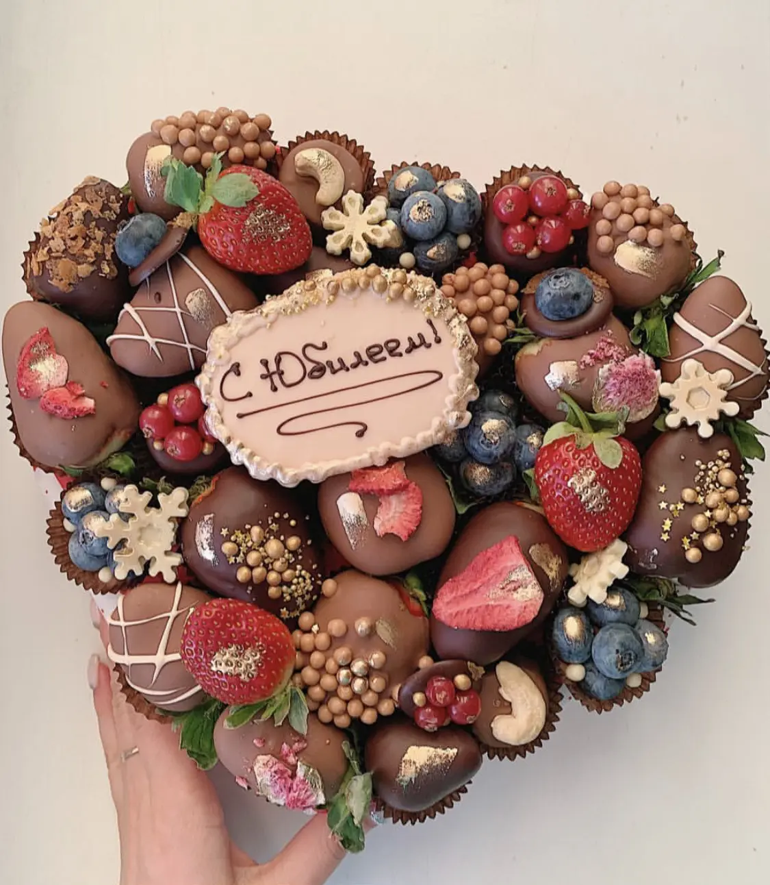 Клубника в шоколаде в коробке в форме сердца "Шоколадное счастье" 3 200 руб.. Фото N2