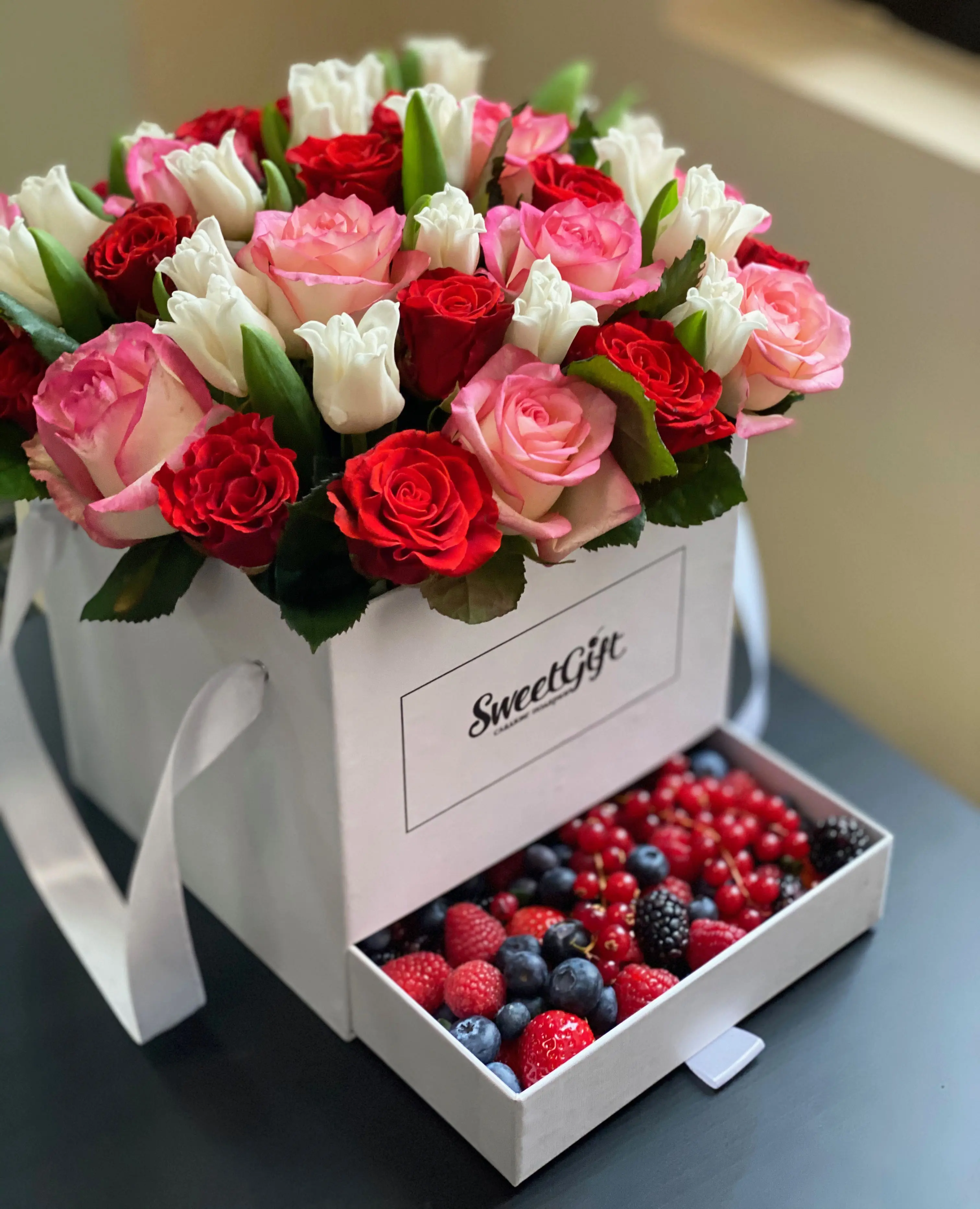 Букет шкатулка из ягод и цветов "Сочный сюрприз"10 900 руб.. Фото N2