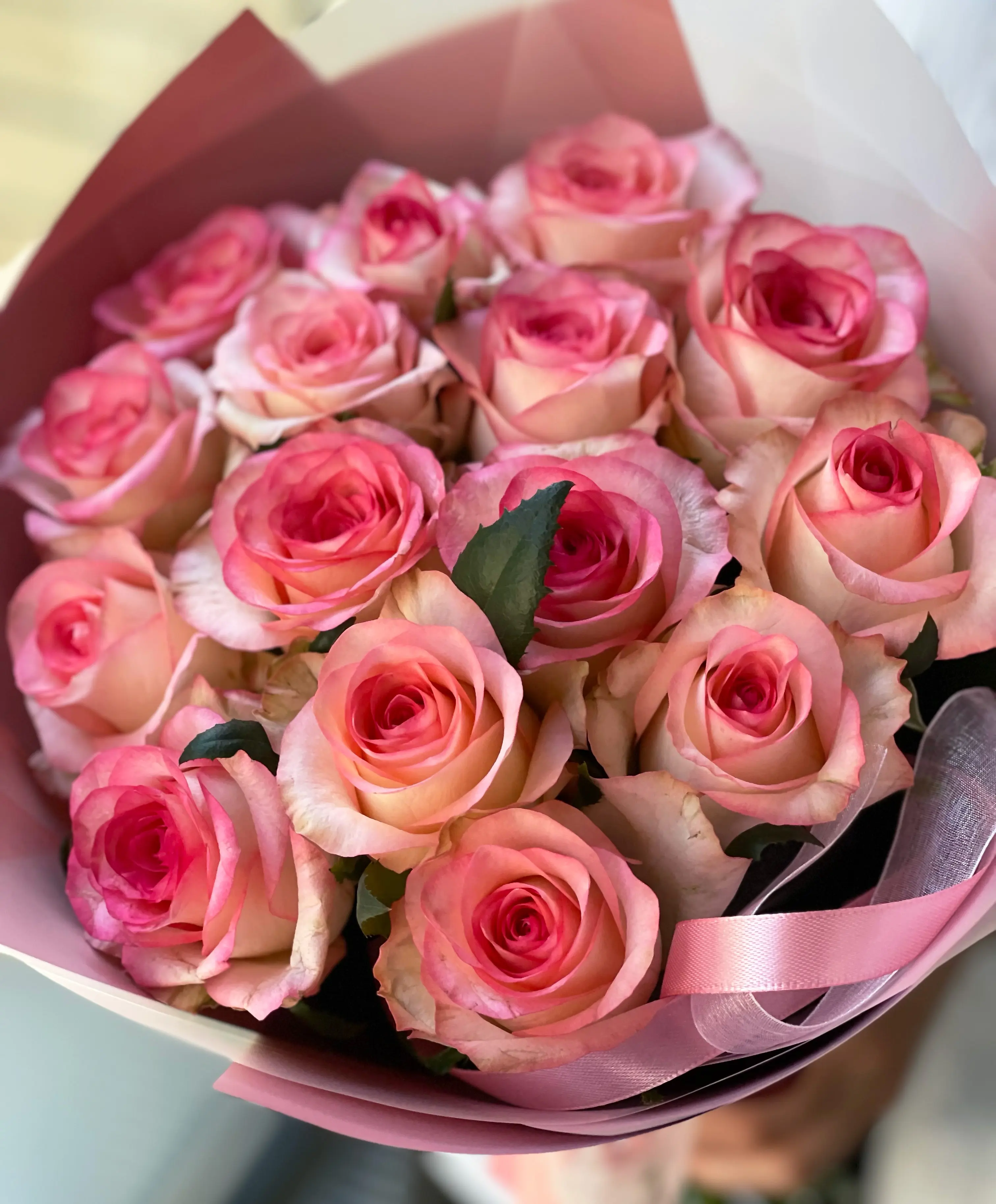 Подарочный набор розы Джумилия + клубника 5 100 руб.. Фото N3