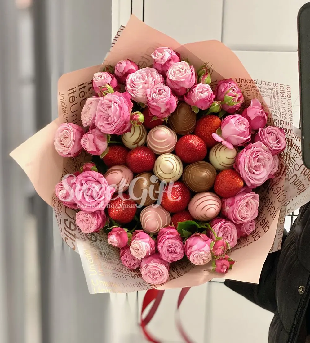 Букет из ягод с розами "Клубничное эскимо"5 990 руб.. Фото N3