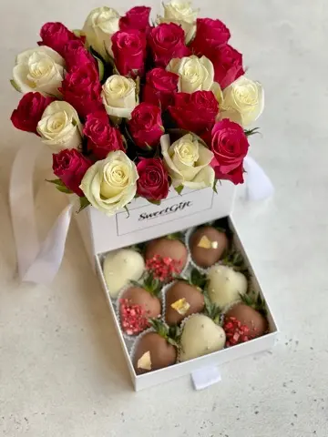 Букет шкатулка из роз и клубники Сладкий десерт