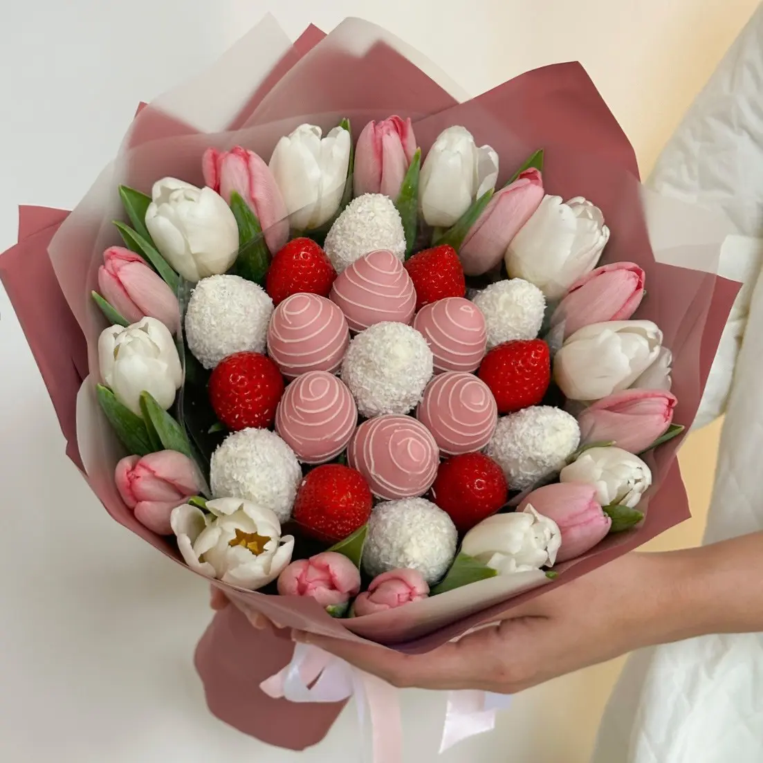 Букет из ягод и цветов "Аромат весны" 7 750 руб.. Фото N2