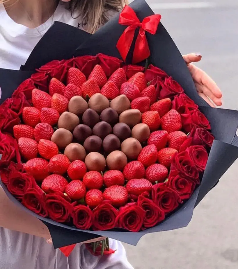 Букет из ягод с розами "Клубничное эскимо"4 900 руб.. Фото N5