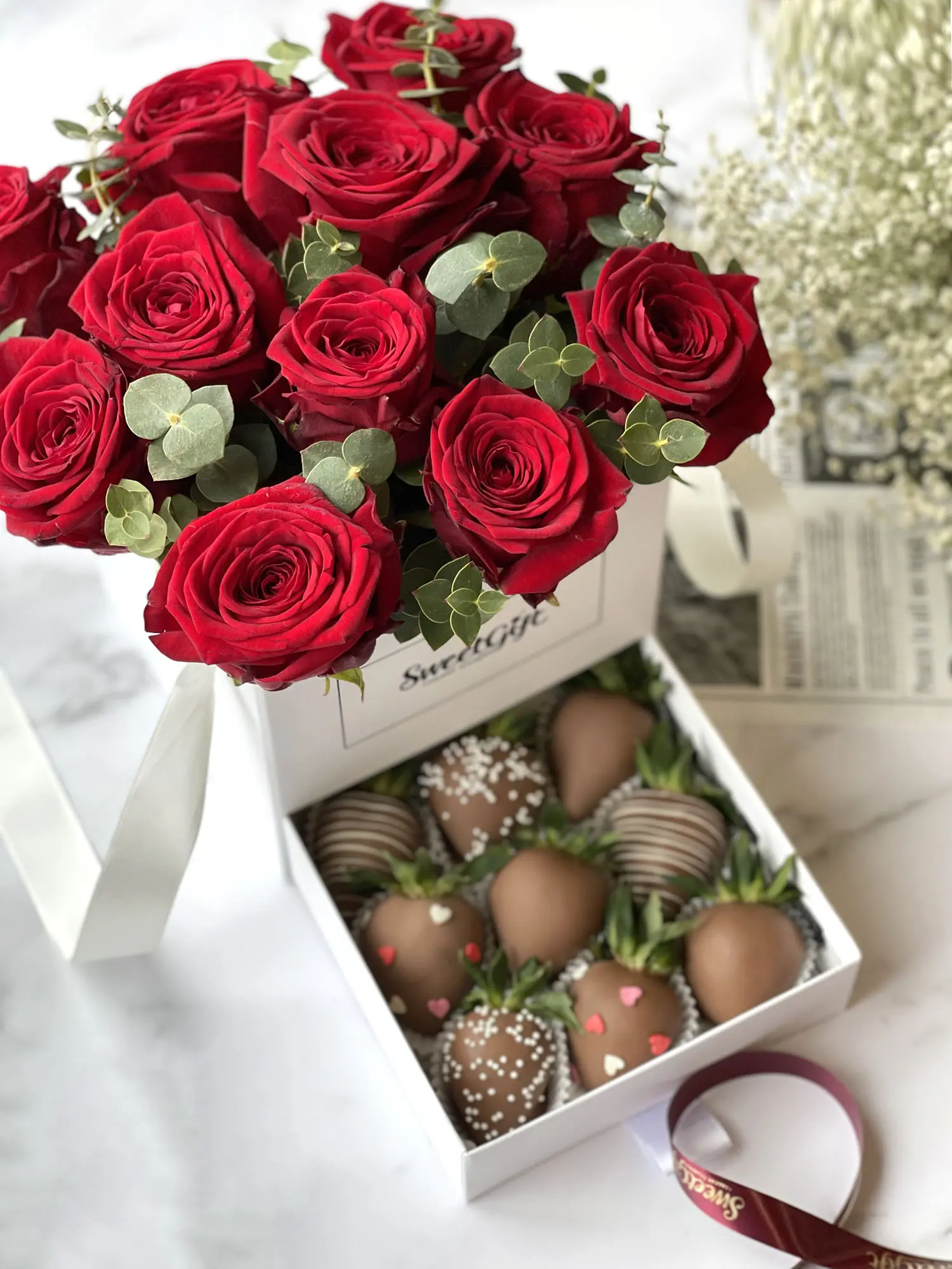 Букет шкатулка из роз и клубники "Кармен" 4 300.00 руб.