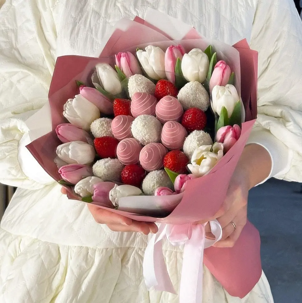 Букет из ягод и цветов "Аромат весны" 7 750 руб.