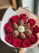Букет из клубники в шоколаде с розами "Первая встреча"