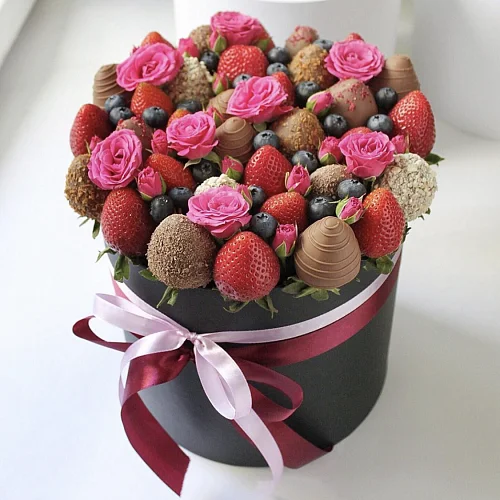 Букет в коробке из ягод и цветов "Нежность" 5 990 руб.. Фото N4