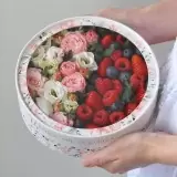Круглый бокс с цветами и ягодами 3 500 руб.