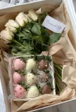 Подарочный набор с цветами и клубникой "Ваниль" 5 500.00 руб.