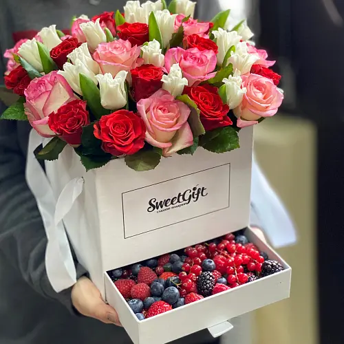 Букет шкатулка из ягод и цветов "Сочный сюрприз"10 900 руб.