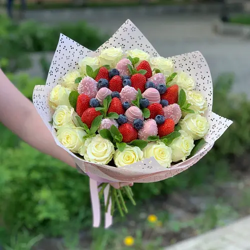 Букет из ягод с розами "Клубничное эскимо"5 990 руб.. Фото N4