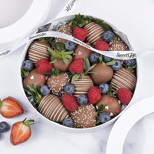 Клубника в шоколаде в круглой коробке с ягодами 2 500 руб.