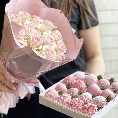 Клубника в розовом шоколаде "Дуо набор с розами" 4 900 руб.