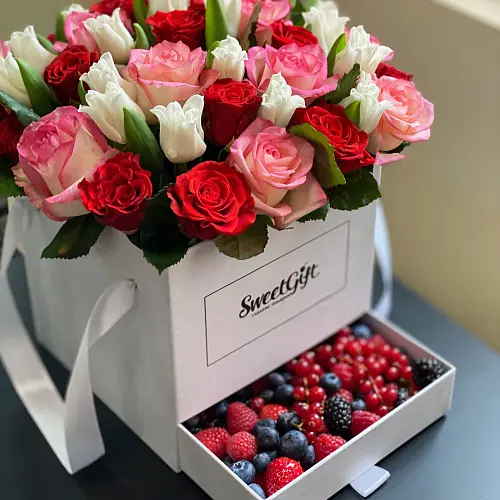 Букет шкатулка из ягод и цветов "Сочный сюрприз" 10 900 руб.. Фото N2