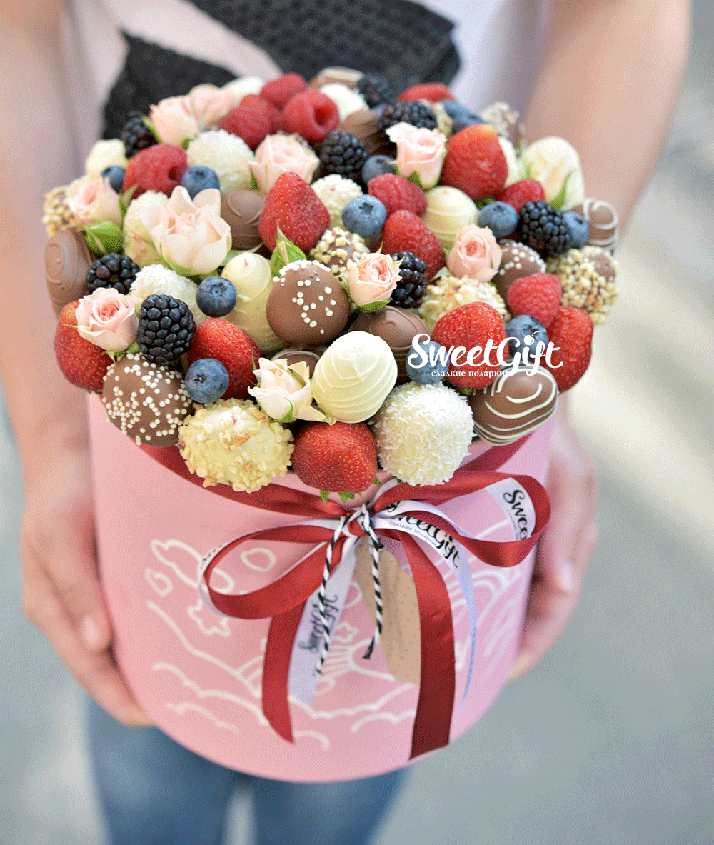 Букет в коробке из ягод и цветов Нежность