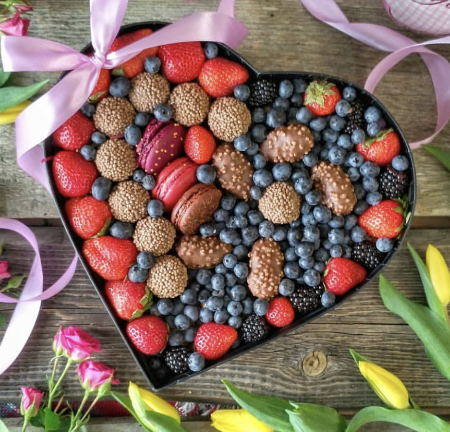 Букеты из цветов с фруктами и ягодами